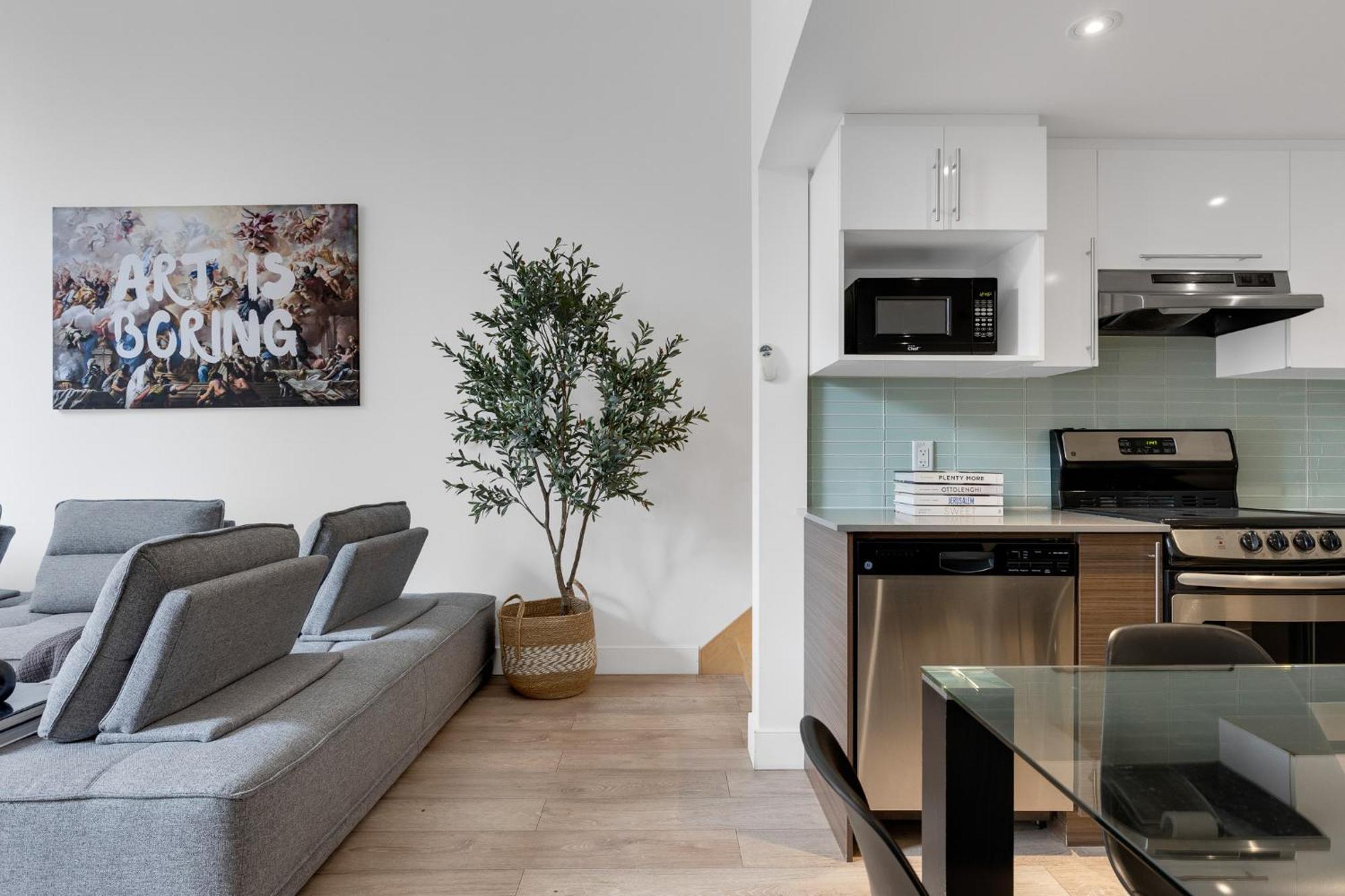 Liv Mtl Downtown Aparthotel Montreal Bagian luar foto