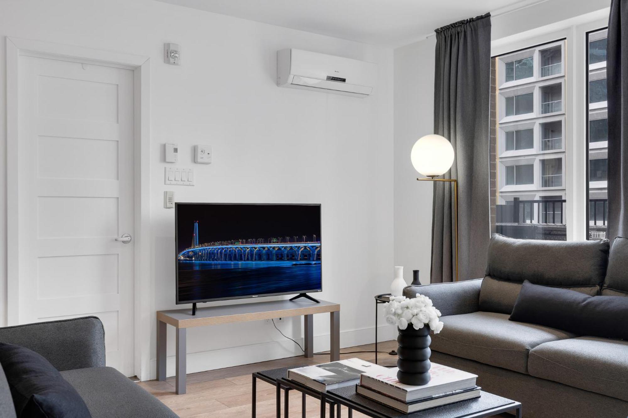 Liv Mtl Downtown Aparthotel Montreal Bagian luar foto