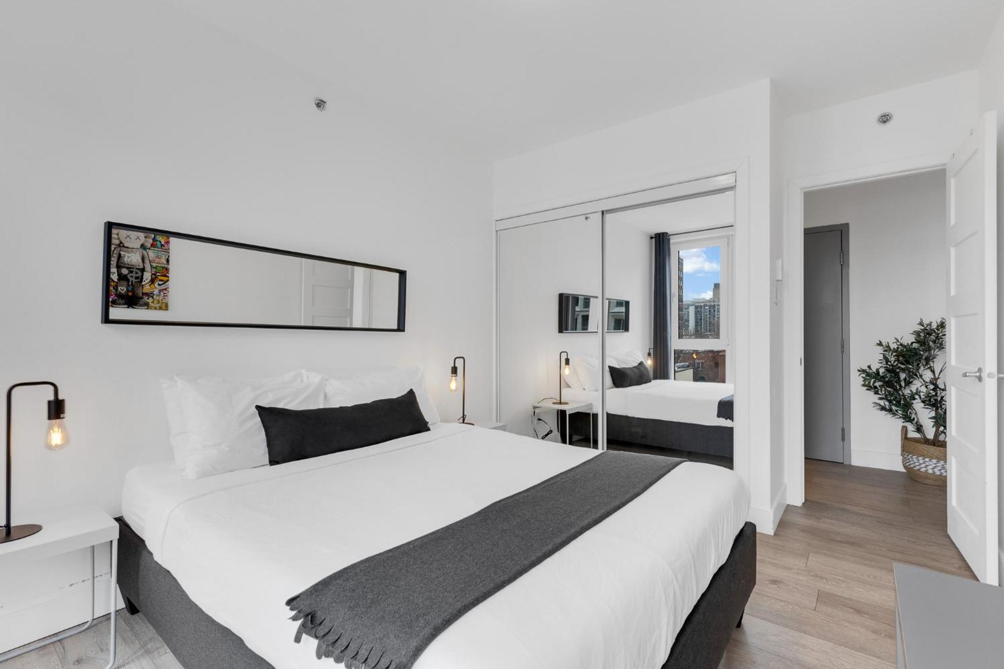 Liv Mtl Downtown Aparthotel Montreal Bagian luar foto
